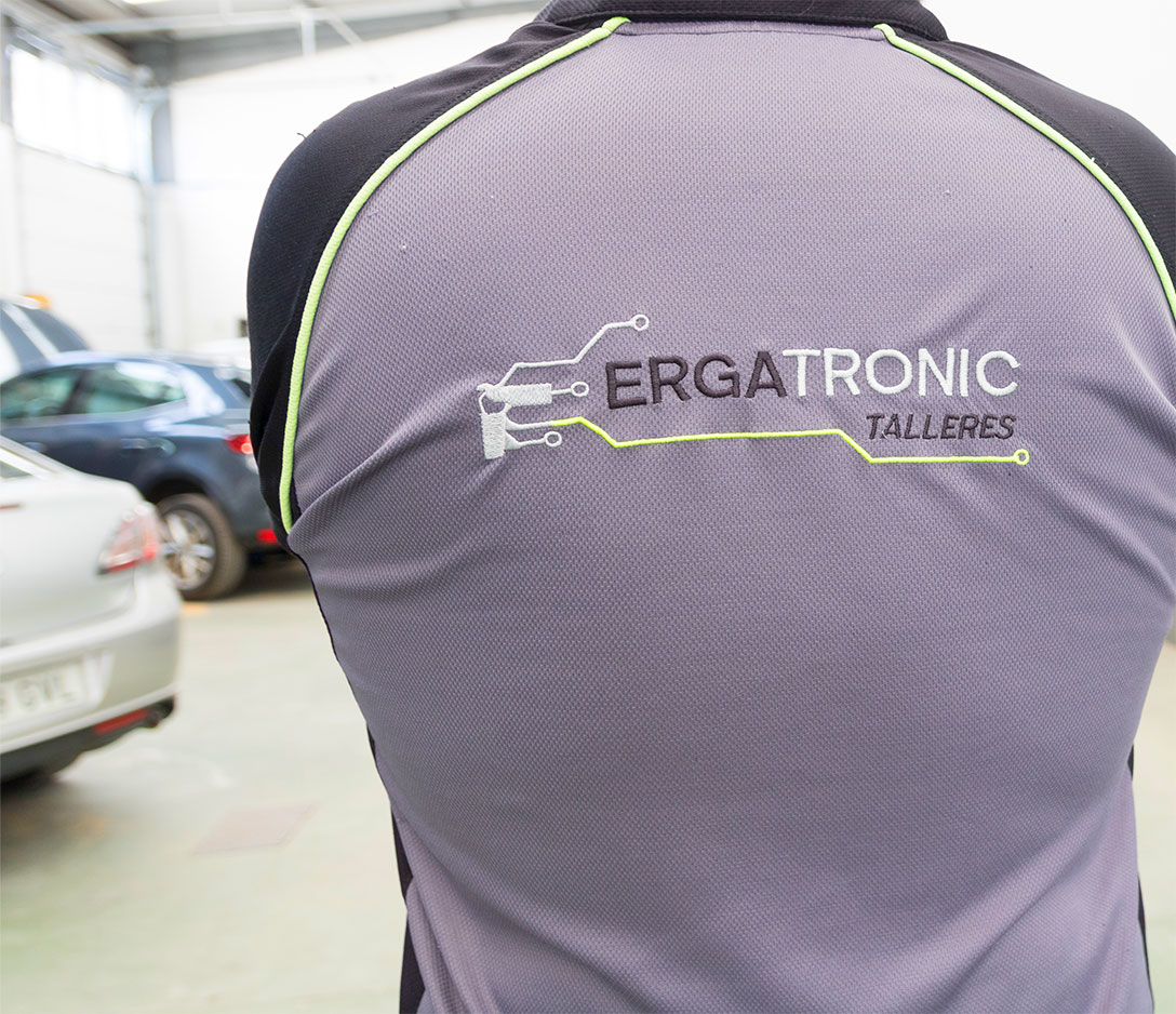 Mecánico de Ergatronic de espaldas mostrando el logotipo del taller.