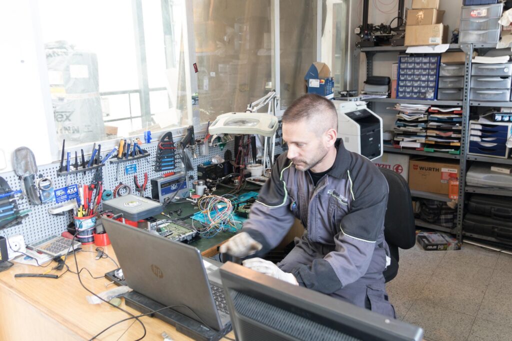 Equipo de electrónica en el taller de reparación