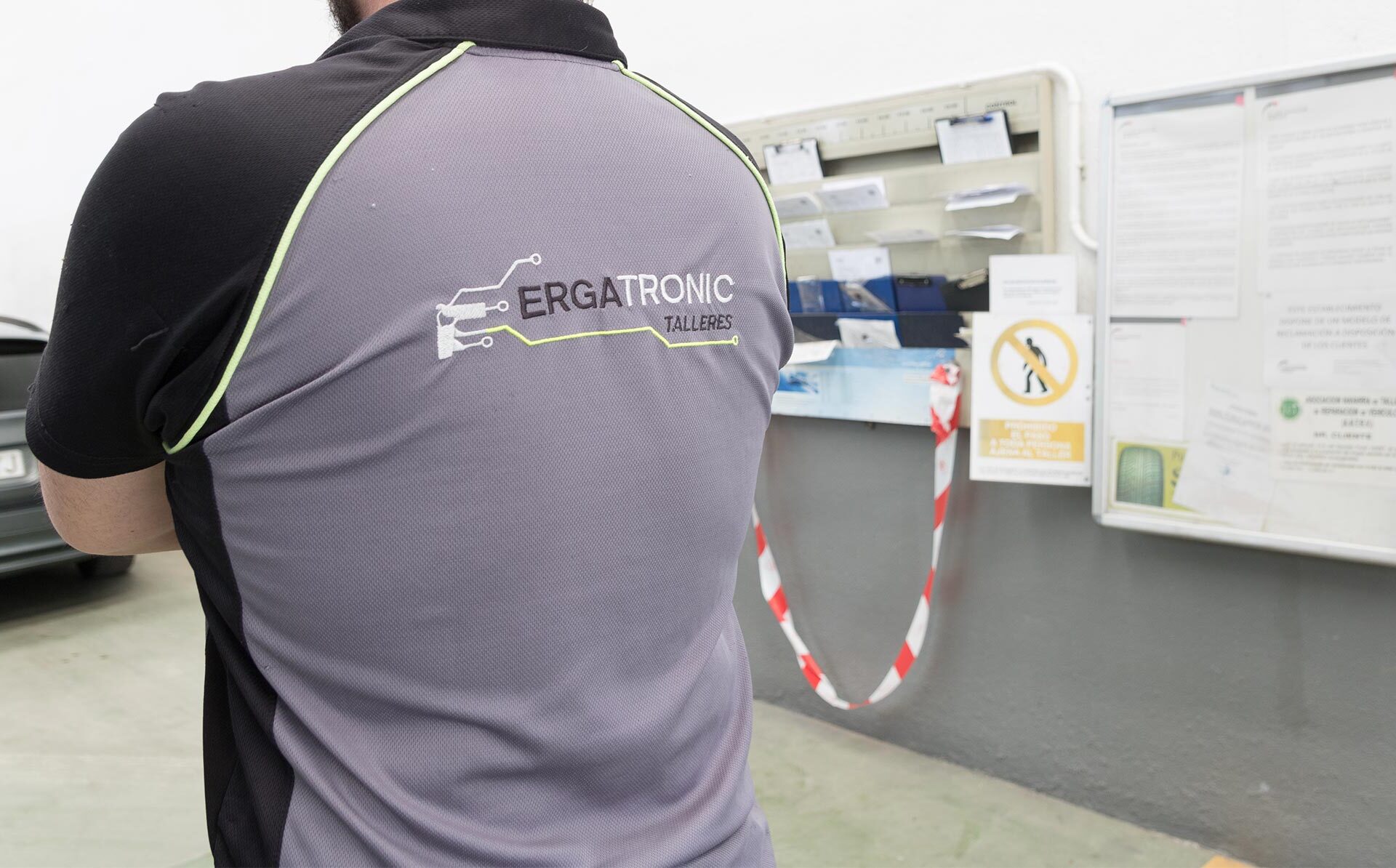 Un mecánico de Ergatronic mostrando su camiseta rotulada